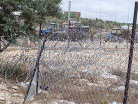 הטרקטורים על כביש המערכת מחכים לפתיחת השער החדש