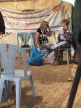 נילי משוחחת עם פעילת שלום