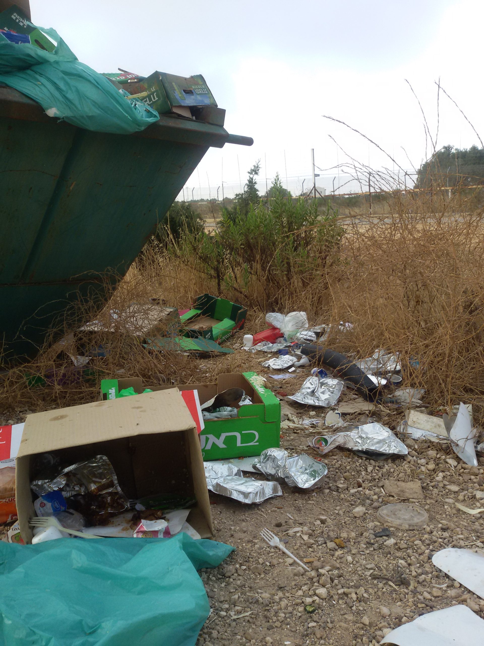 garbage container tura.jpg