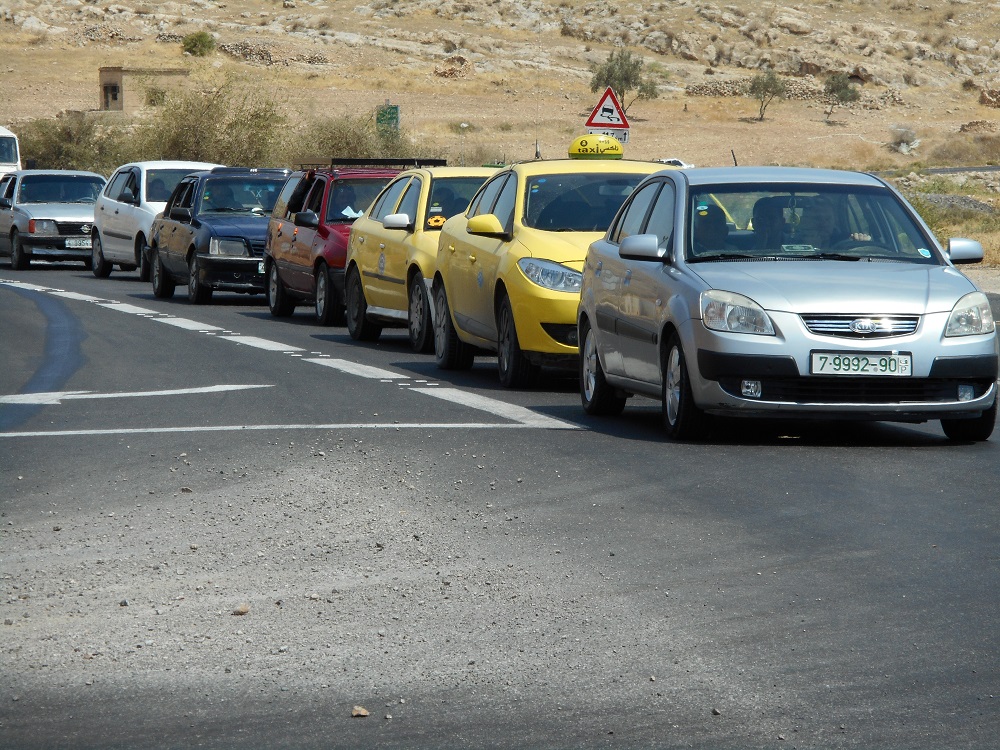 The line of cars at the HAMRA checkpoint 6.7.16.jpg