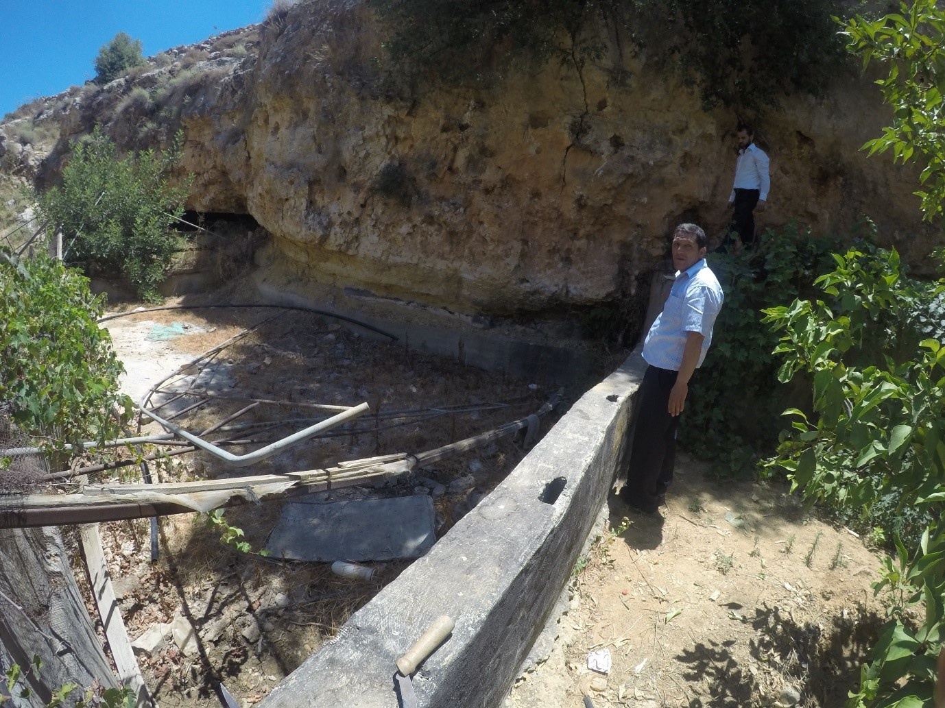 הבריכה ההרוסה בביר אבו עמר. בקצה הבריכה פתח המערה והנביעה..jpg