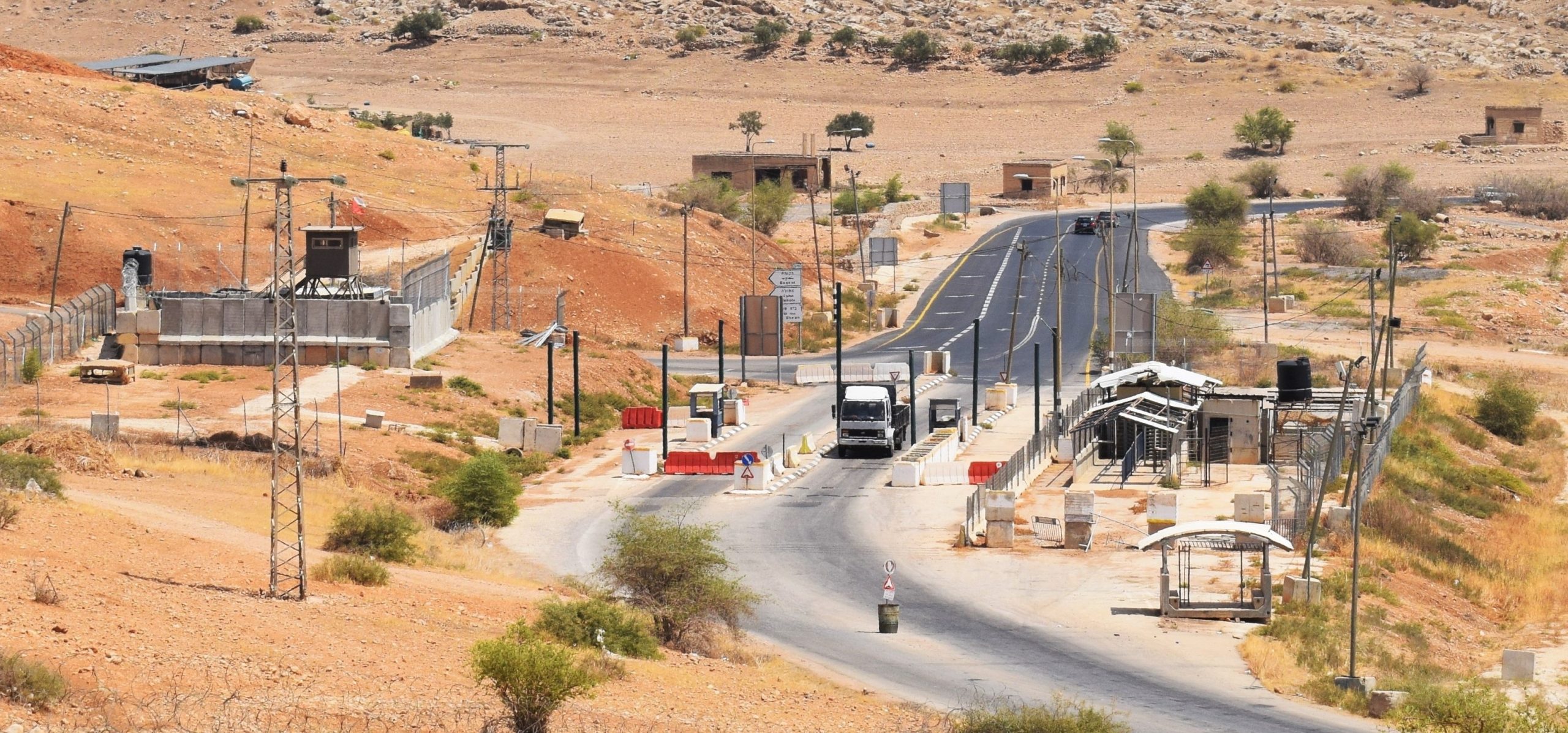 מחסום חמרה מבט מלמעלה18.8.16, צילמה נורית פופר.jpg