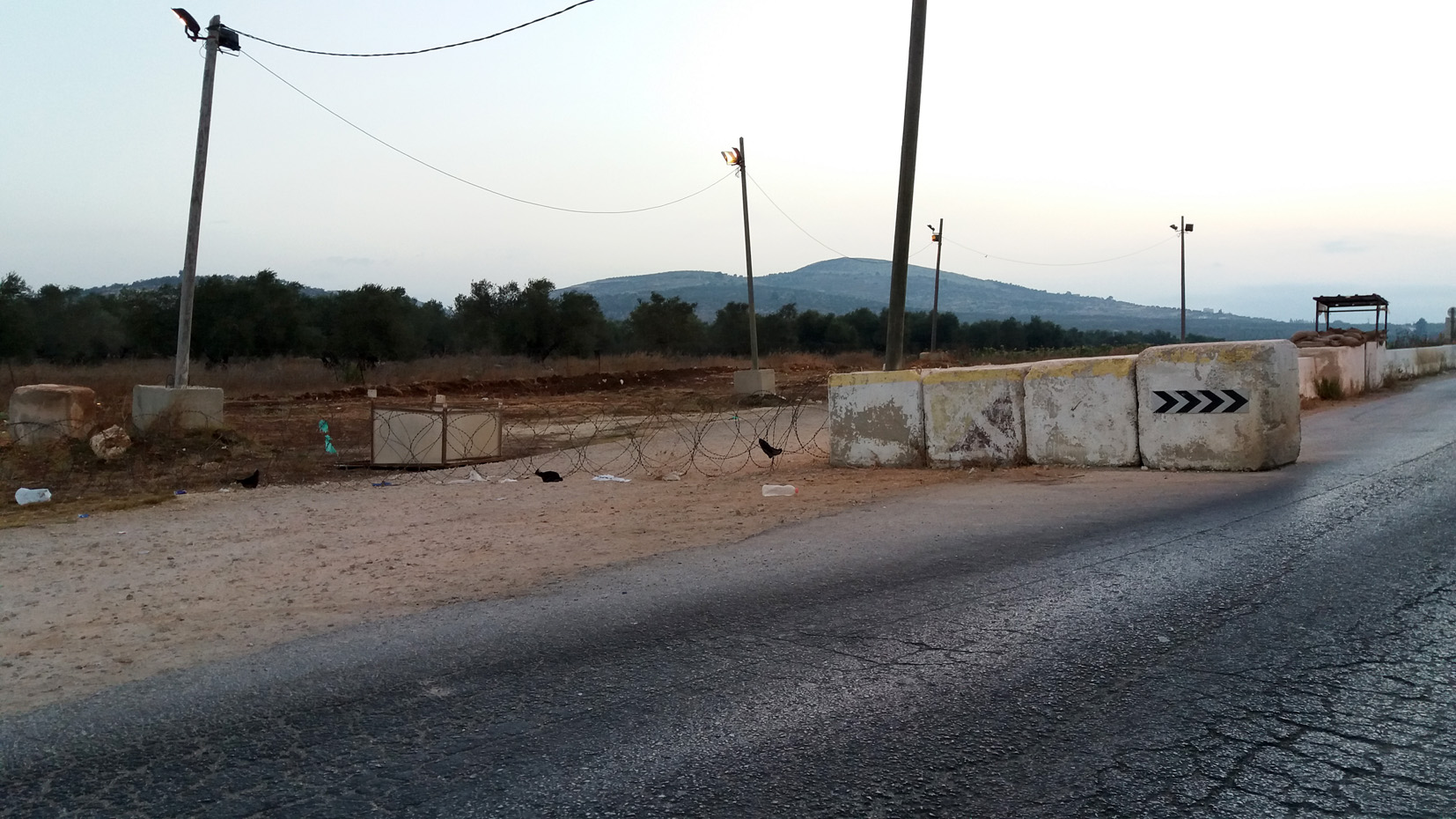 דרך העפר החסומה במחסום יעבד..jpg