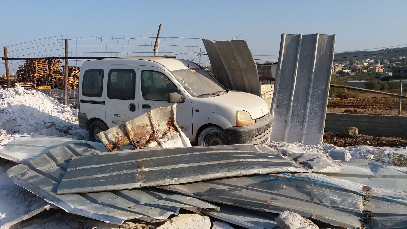 רכב תקוע בין הריסות מפעל השיש בברטעה..jpg