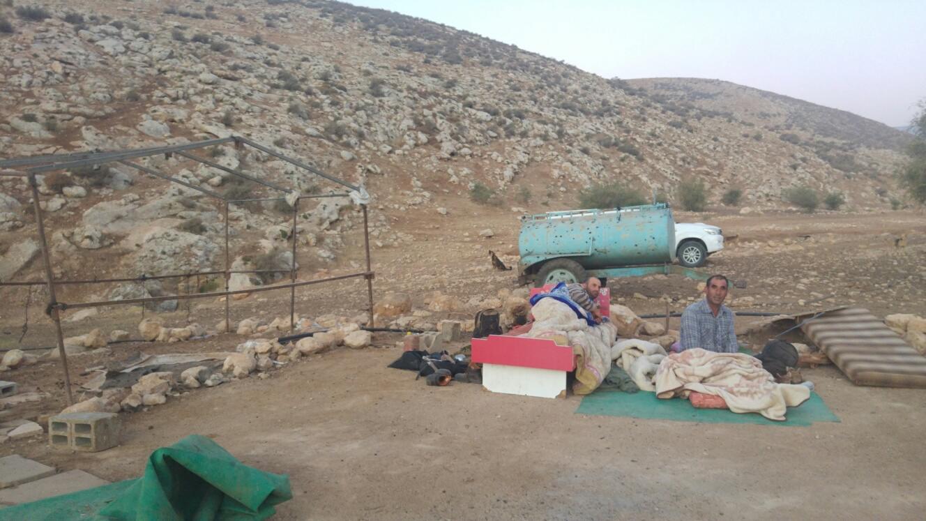 באין מחסה ישנים תחת כיפת השמיים.jpg