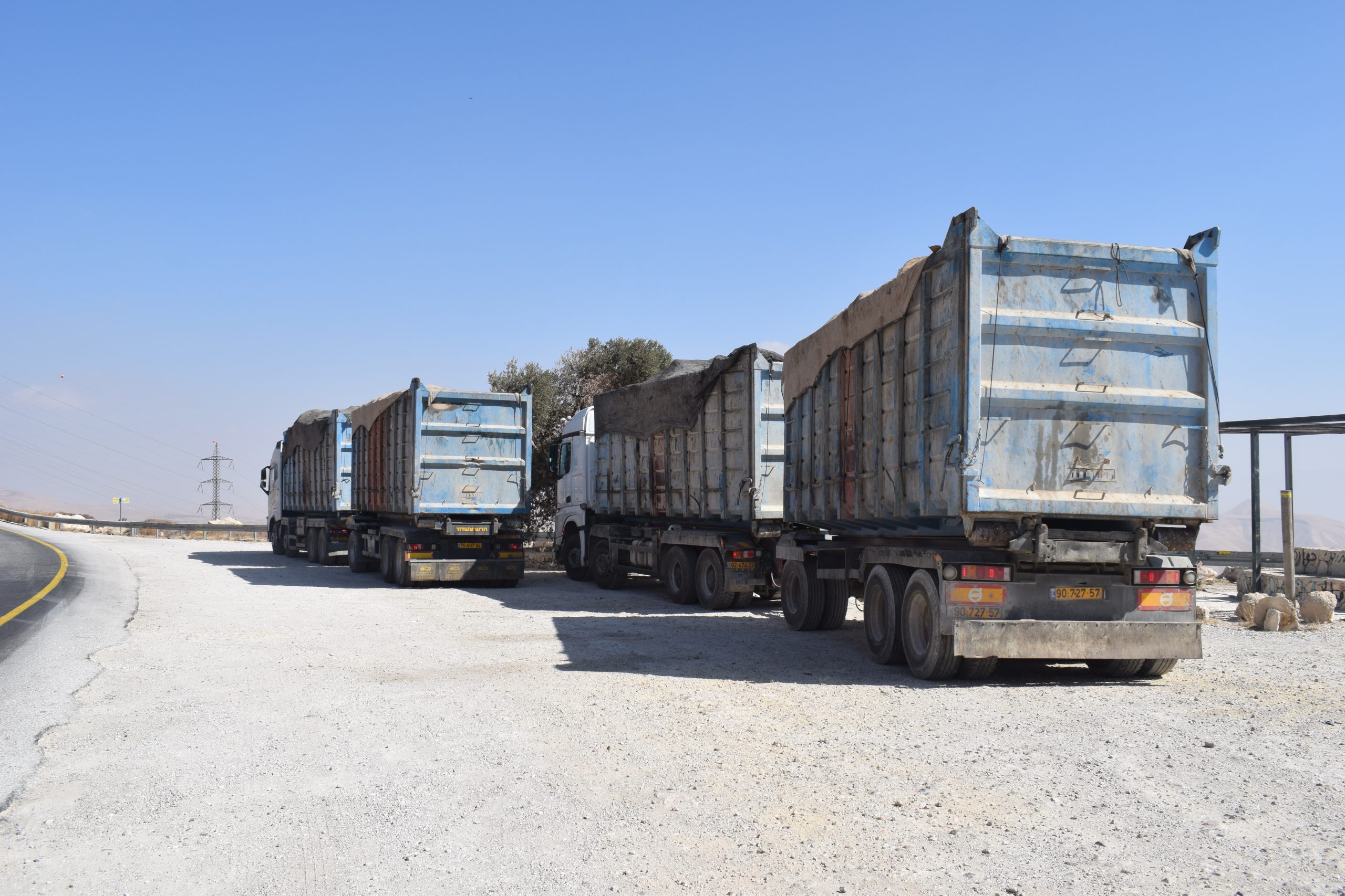 משאיות עמוסות זבל המיועד להטמנה באתר טובלן _0.JPG