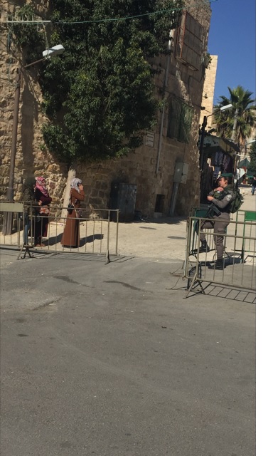 השלוש מחכות לתעודות
