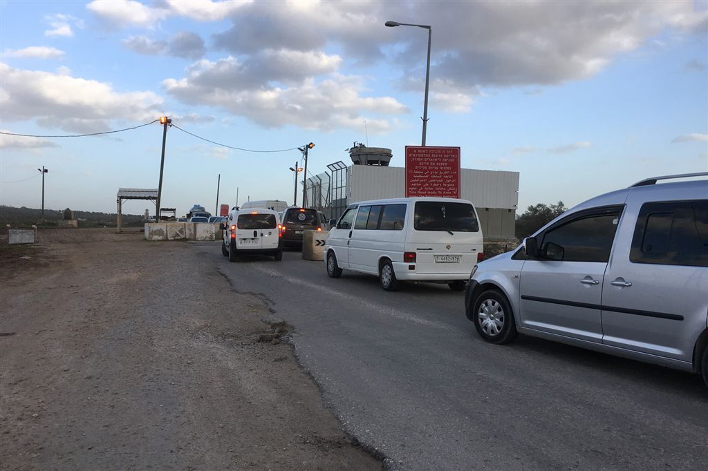 פקק במחסום ללא בידוק._0.jpg