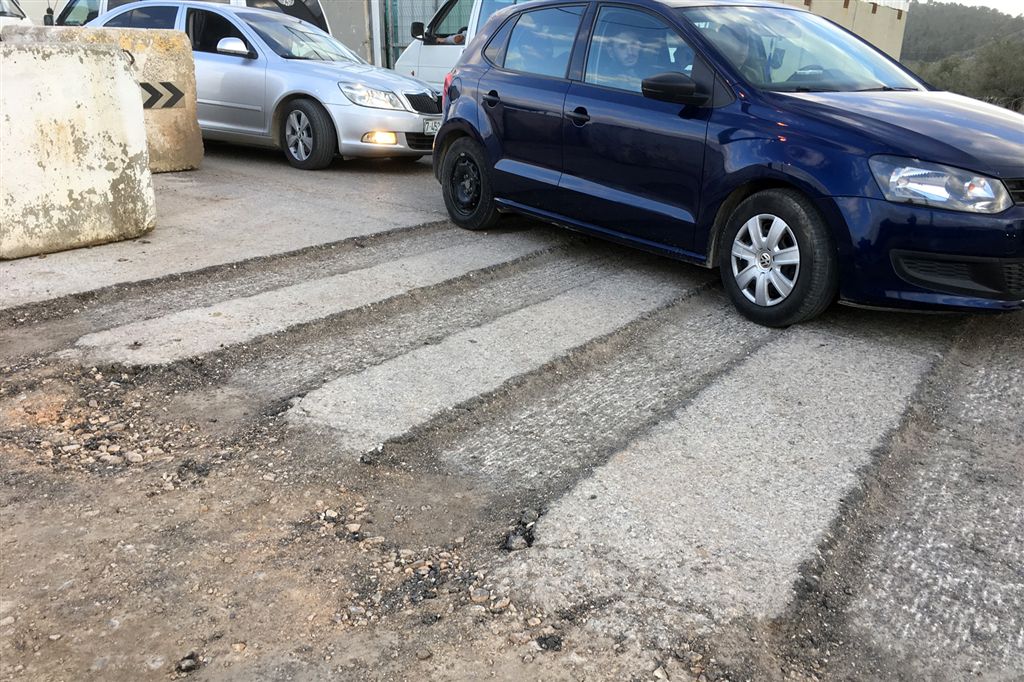 שלוש נאגלות של פסי הרעדה עמוקים במיוחד במחסום יעבד. נסענו עליהם.jpg