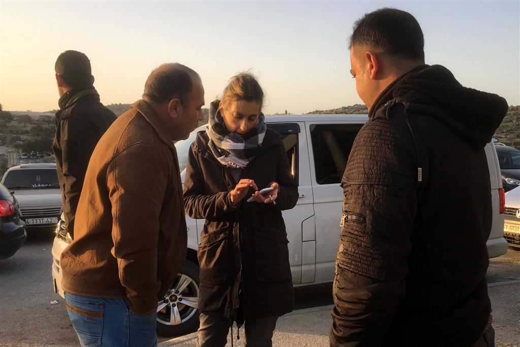 אליה רושמת פרטים של מנוע במחסום ברטעה.jpg