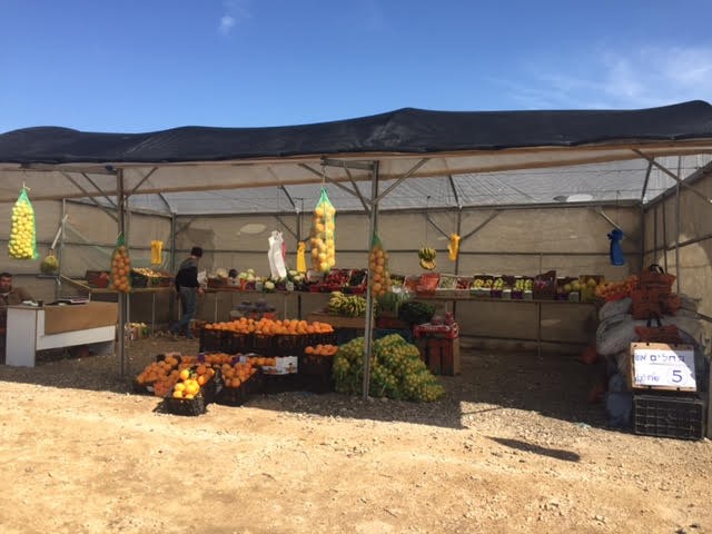 דוכן ירקות בבקעה.jpg