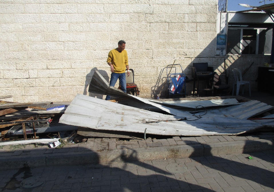 rest area 26.3.17 Qalandiya Tamar Fleishman.jpg