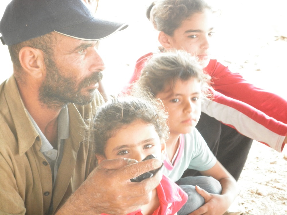 בורהן ובנותיו בין ההריסות