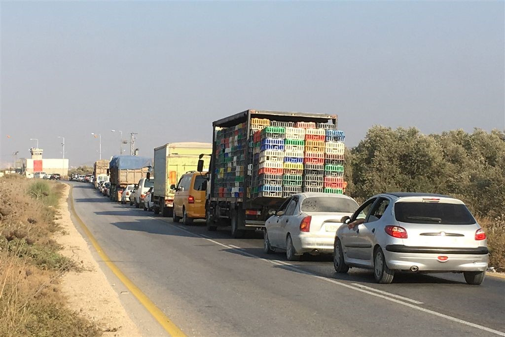 כלי רכב בתור למחסום יעבד