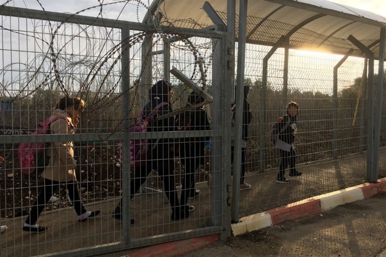 כדי להגיע לבית הספר צריך לעבור במחסום