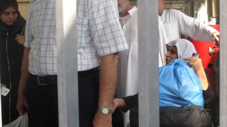 מחסום קלנדיה 5.8.2018 מחכים בשקט לעבור את המחסום בדרך הביתה לעזה