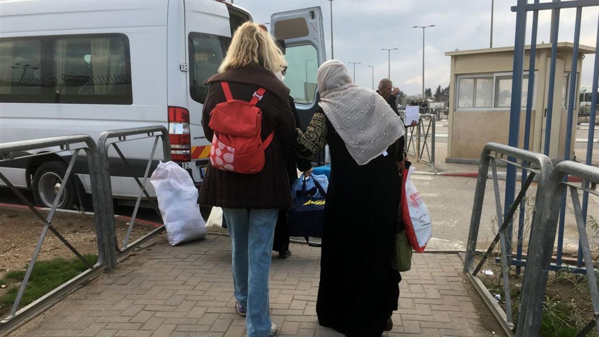 חולה קשישה, החוזרת דרך קלנדיה לעזה