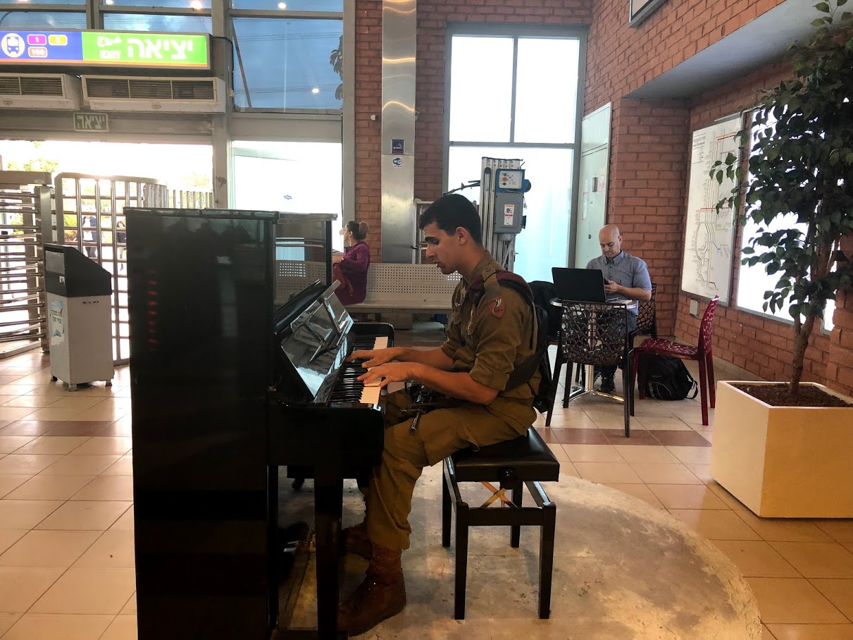 סונטה לפסנתר בתחנת רכבת ראש העין