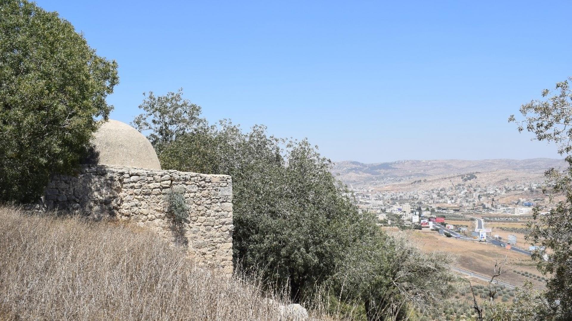  Maqam Abu Ismayl (in the Israeli maps only nature reserve Nebi Israyl) commemorates the memory of Abraham