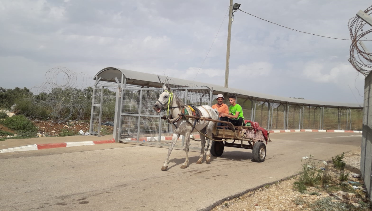 עוברים במחסום. אין תנועה רבה בעיד אל פיטר