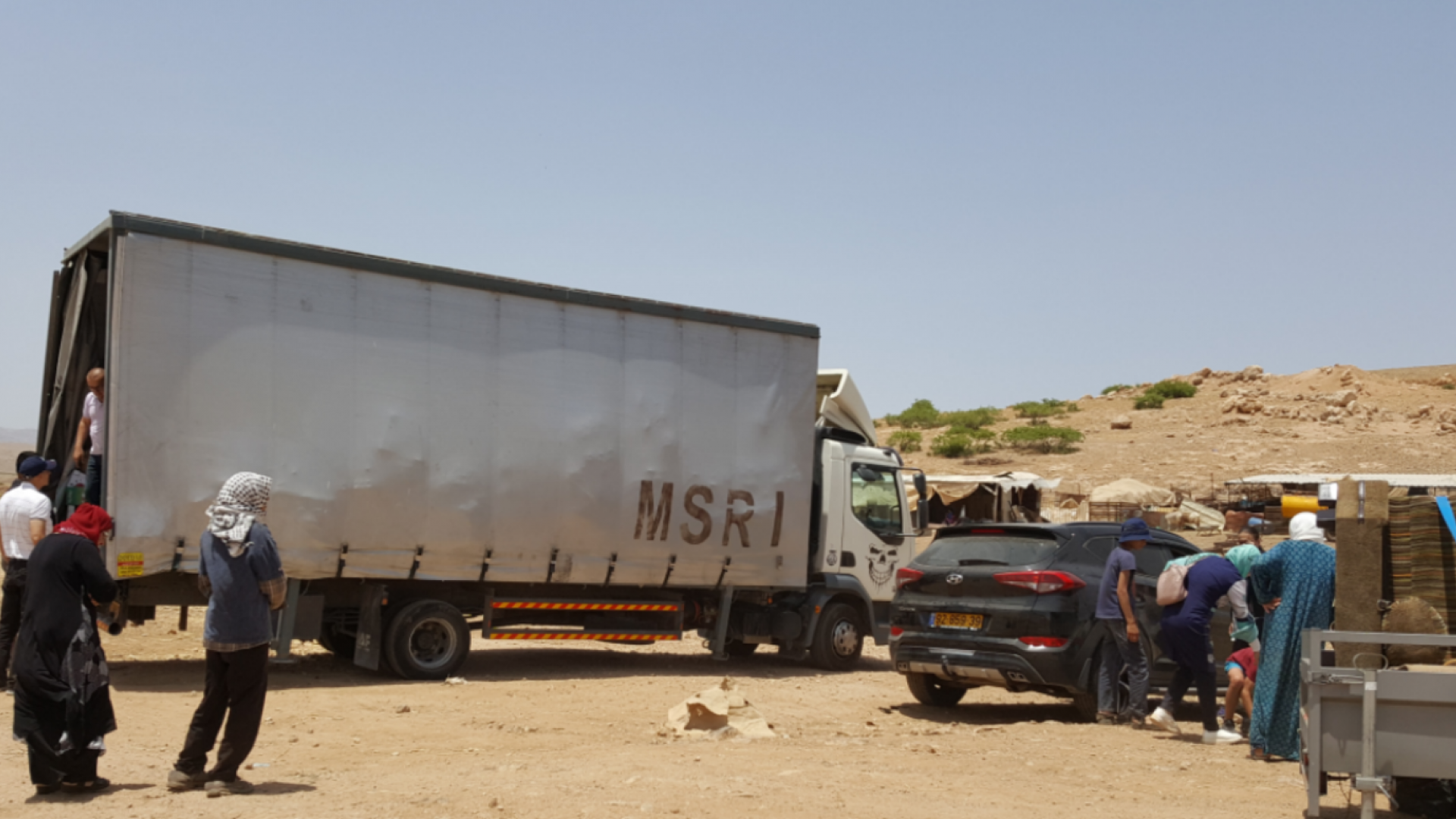 ערבים ישראלים מביאים מתנות לרמדאן לקהילות הרועים בבקעת הירדן