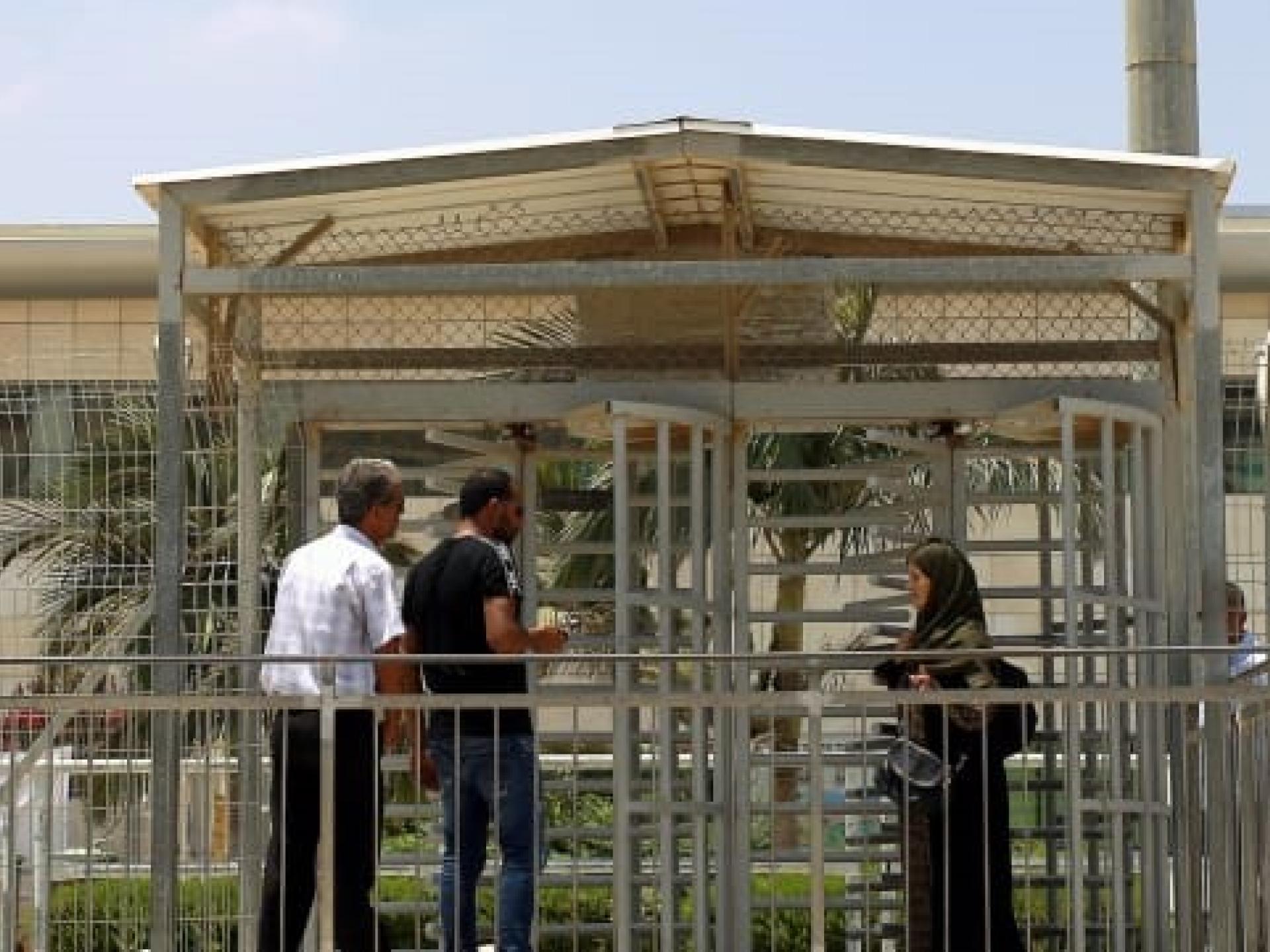 פלסטינים במחסום ארז שבצפון הרצועה, ביוני. מחיר ההיתר עולה אם הוא כולל לינה בישראל