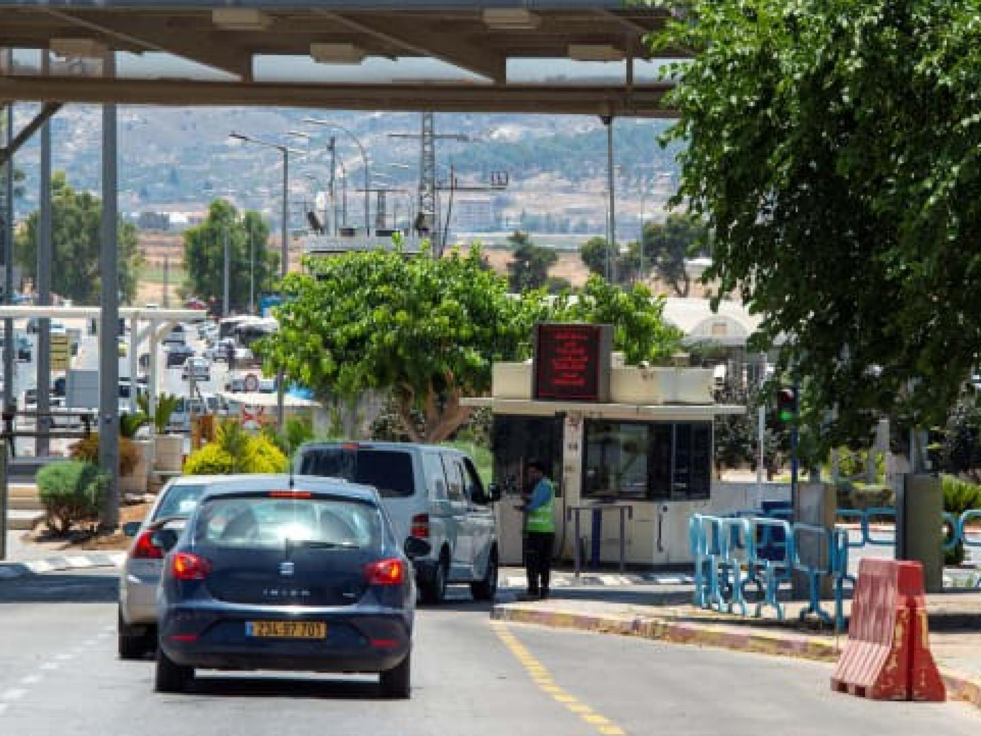 מחסום ג'למה שליד ג'נין, ביולי. בענף הבנייה, שבו השכר הוא הגבוה ביותר, מחיר ההיתרים הוא היקר ביותר 