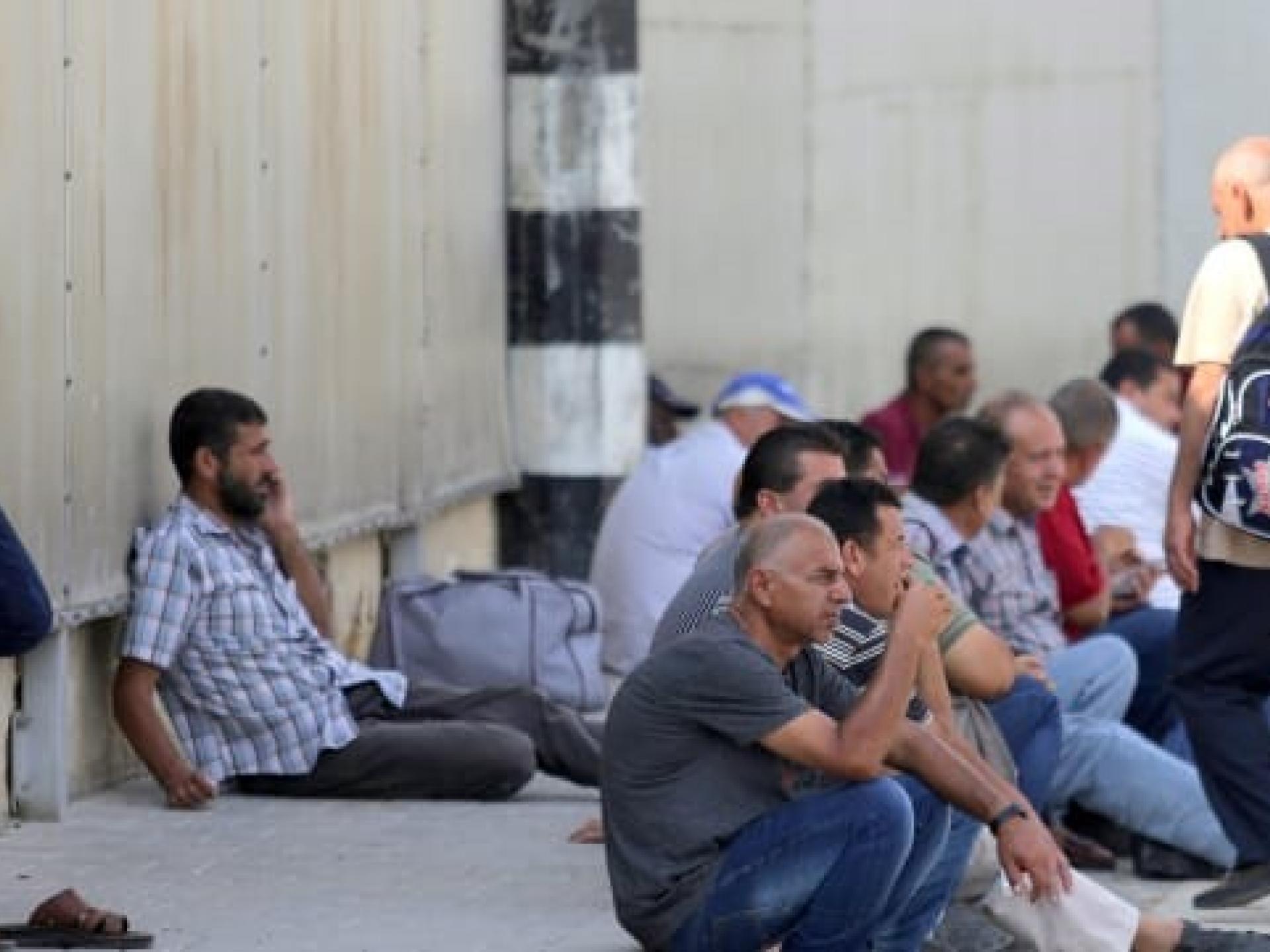 פלסטינים מחכים במחסום ארז, יולי 2019