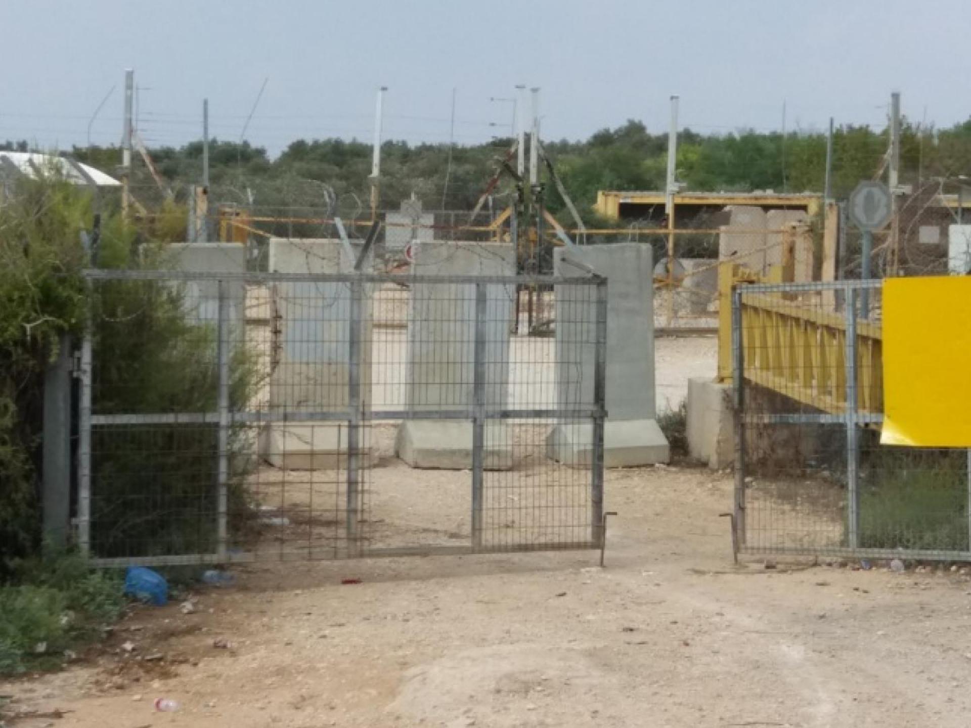 בטונדות חוסמות את המחסום החקלאי העונתי בדיר אל ע'וסון