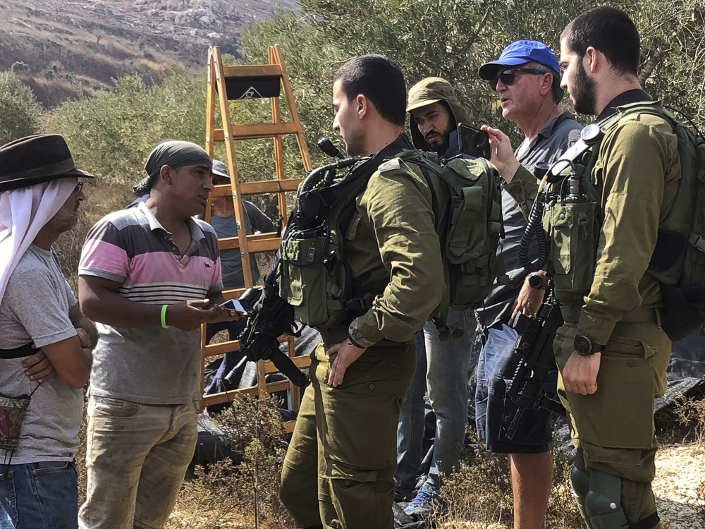 בורין: הפלחים תושבי בורין, מתחננים לחיילים שיתירו להם להמשיך למסוק את העצים שלהם