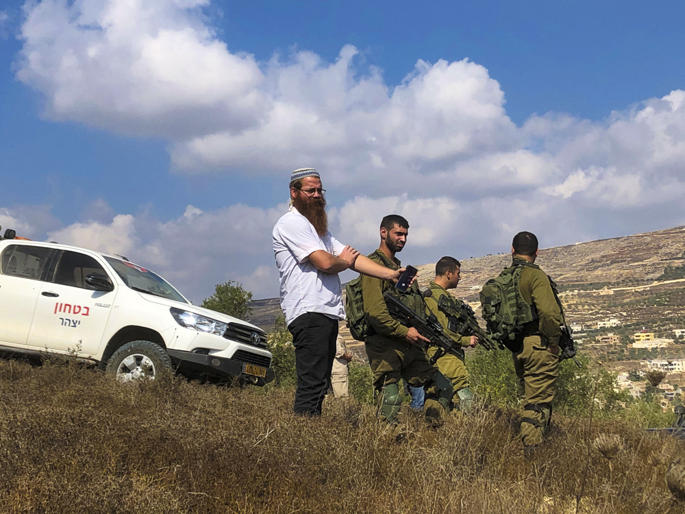 הרבש"צ (רכז ביטחון צבאי שוטף) מהתנחלות יצהר עם החיילים אשר מצייתים להוראות שלו