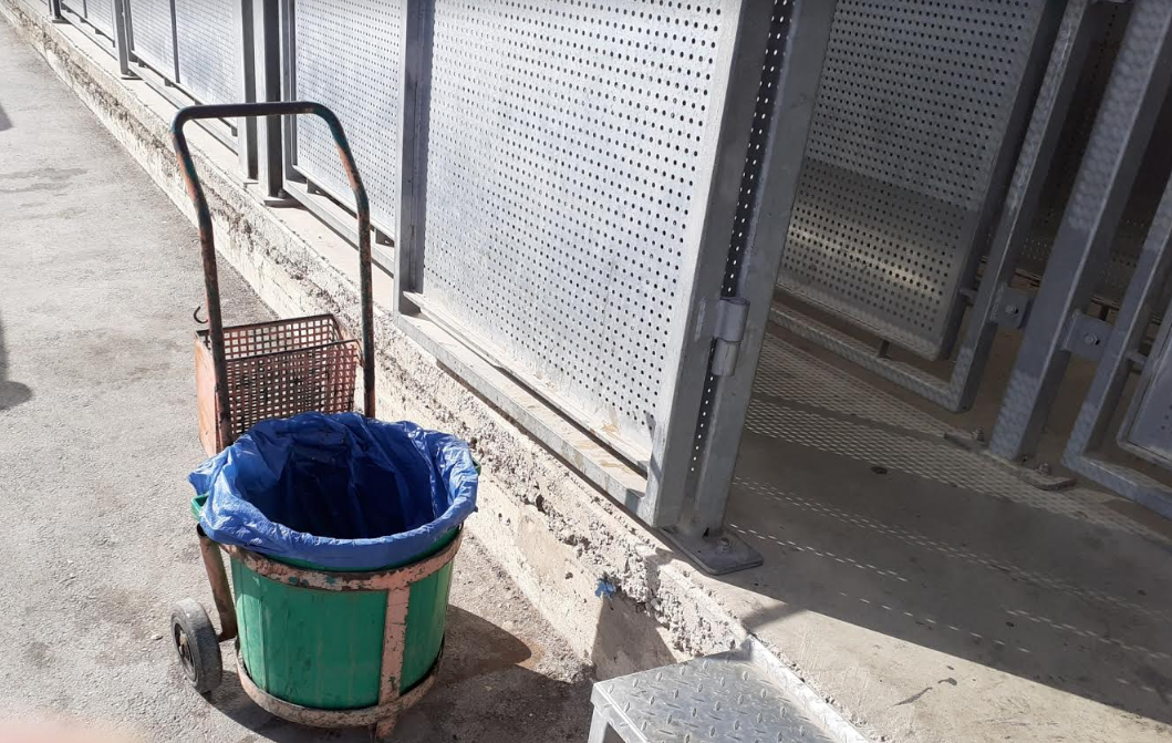 הציוד של המנקה ממתין ליד סככת המתכת