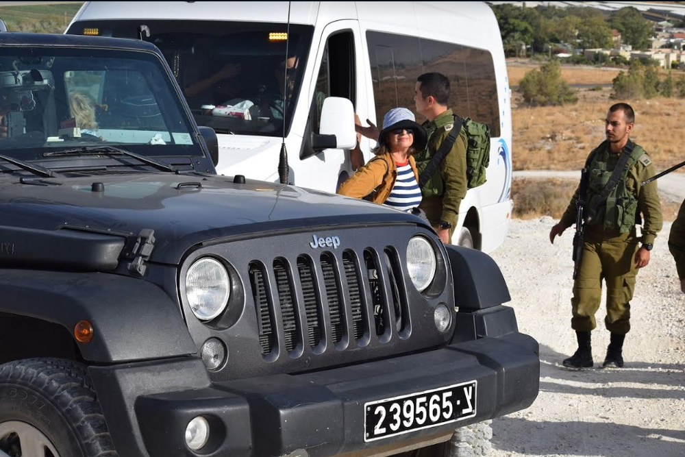 הקצין דורש מהנהג הערבי תעודת זהות, ולא מהאשה שלידו