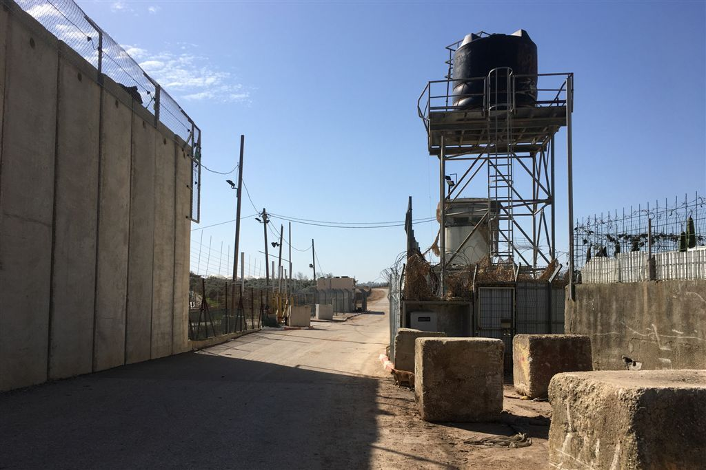 מחסום באקה: בין החומה לגדר