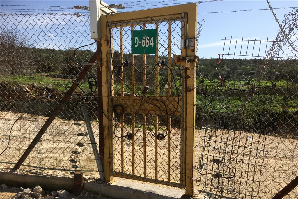 רק בני הבית הבודד בשביכה עוברים במחסום זה