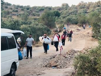 עוברים דרך חורים בגדר ומעבירים גם סחורה חקלאית