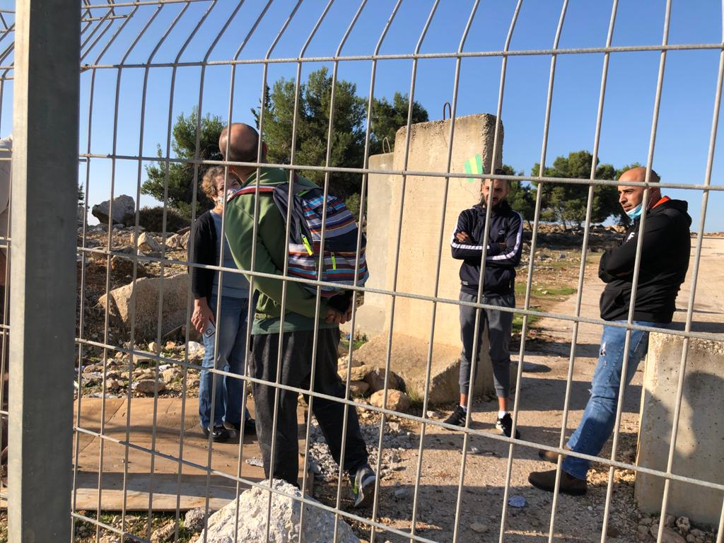 מחסום איג'זא: חוזרים הביתה מעבודה בישראל דרך פרצה בגדר "הגבול"