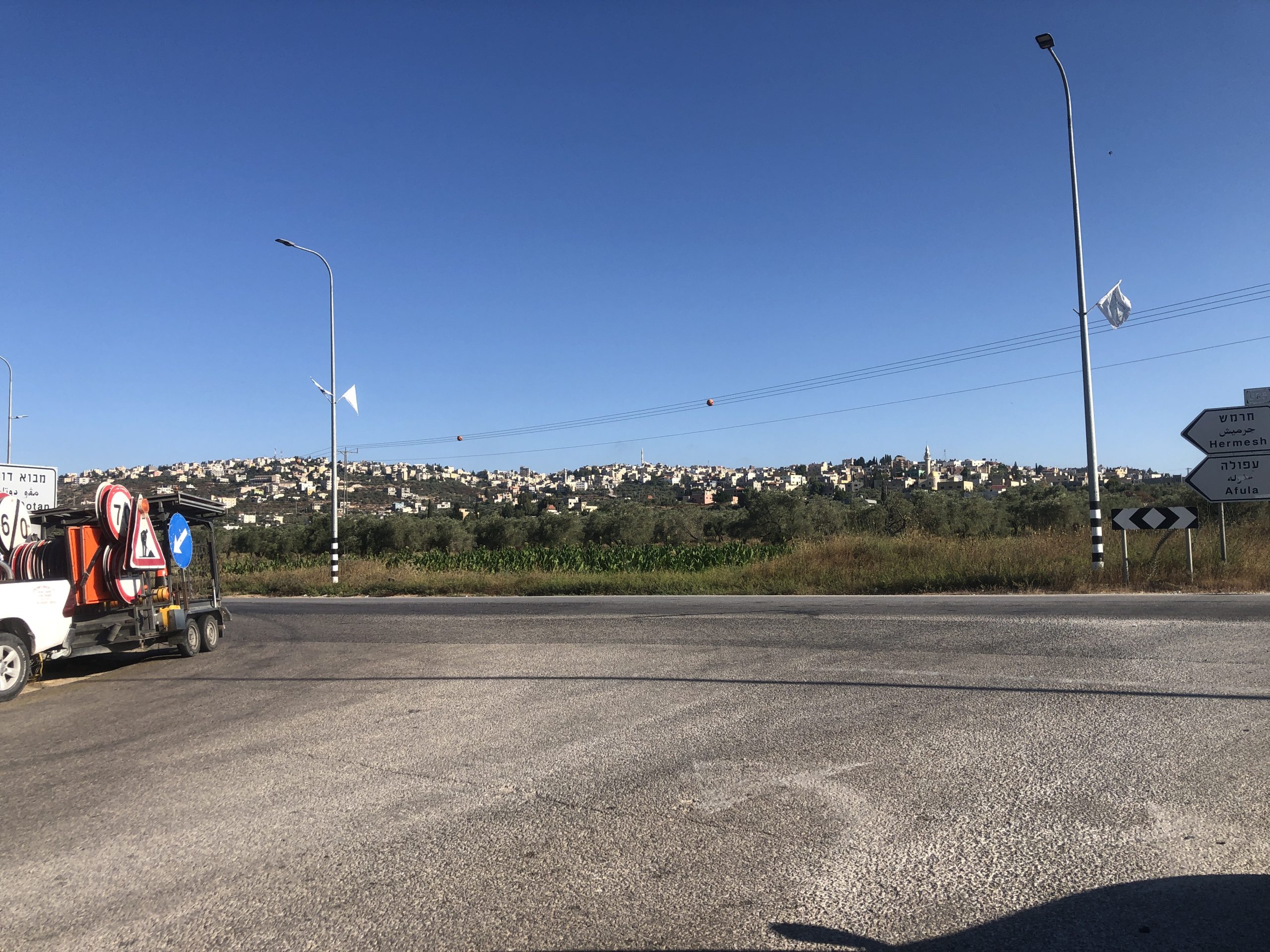 צוות תיקוני כבישים במרחב התפר - על רקע הכפר י'עבד