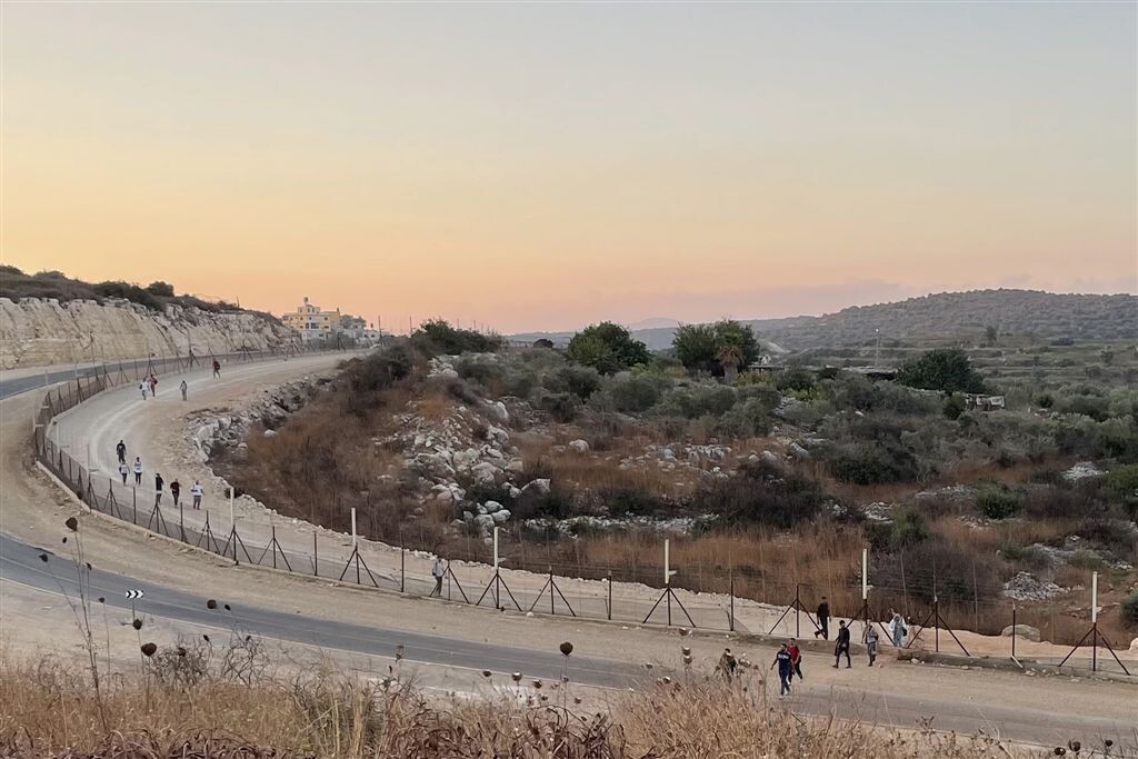 פלסטינים מהגדה חוצים את גדר ההפרדה אל מרחב התפר, ליד כביש 611