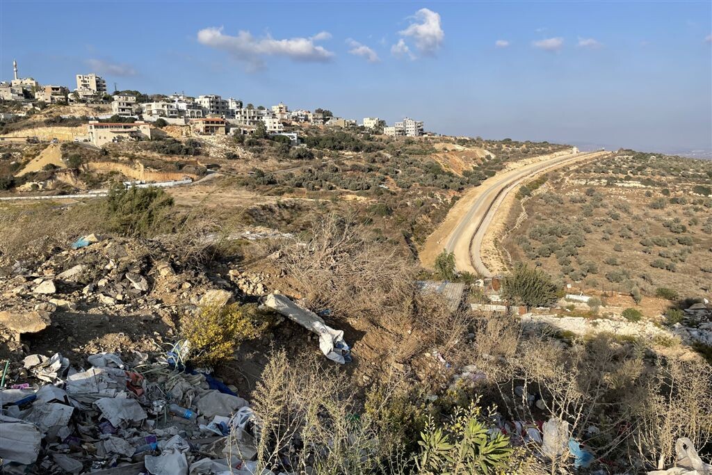 גדר המערכת מתחת לאום אל פחם