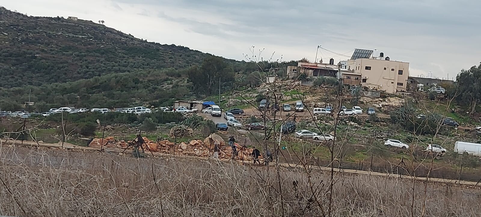 כפר קייקיס: חנייה מאולתרת מול פרצה בגדר ההפרדה