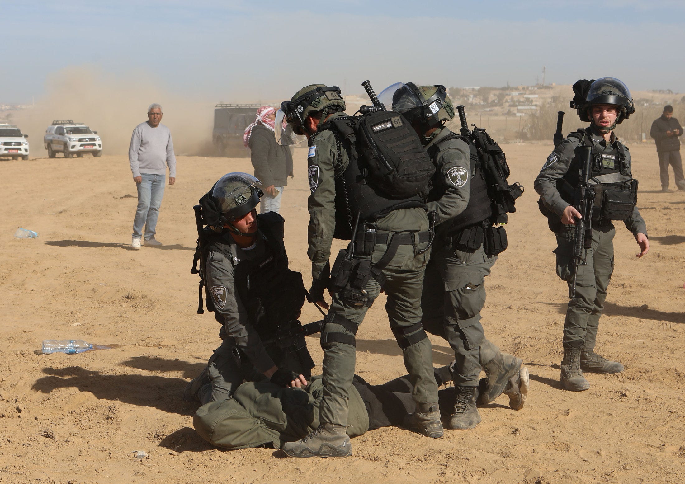 שוטרי מג"ב מתעמתים עם תושבים בפזורה, בחודש שעבר. לפי הדו"ח, בכפרים הבלתי מוכרים בא לידי ביטוי היחס המפלה כלפי ערבים אזרחי ישראל