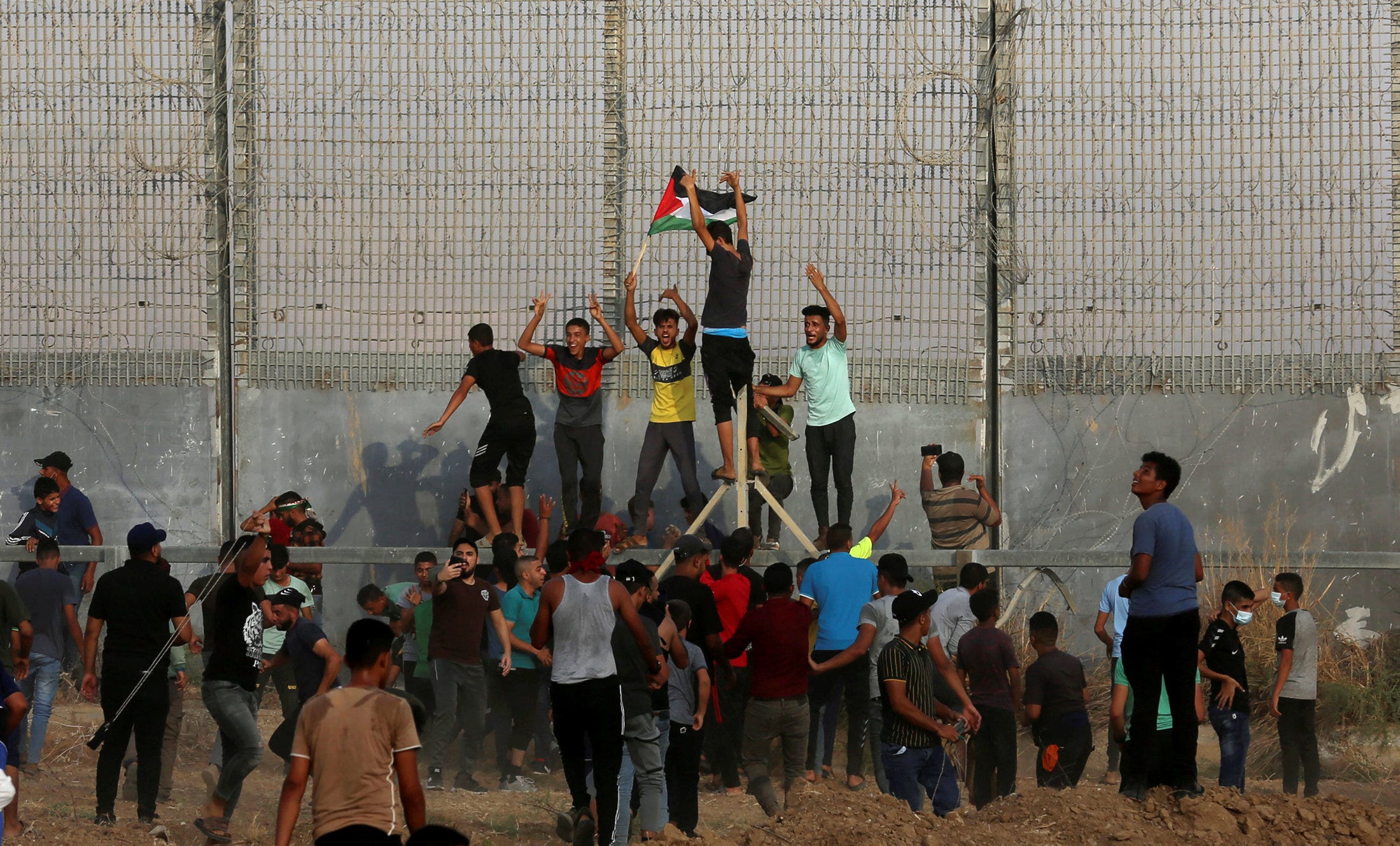 הפגנות מול הגדר בעזה, באוגוסט. לפי הדו"ח, "כללי הפתיחה באש והצהרות של גורמים רשמיים ישראלים משקפים מדיניות של לירות כדי להרוג או לגרום לנכות"