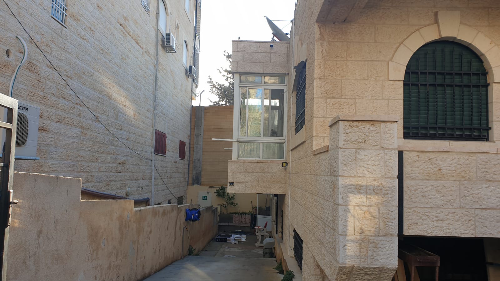 באבו דיס החומה צמודה לבית