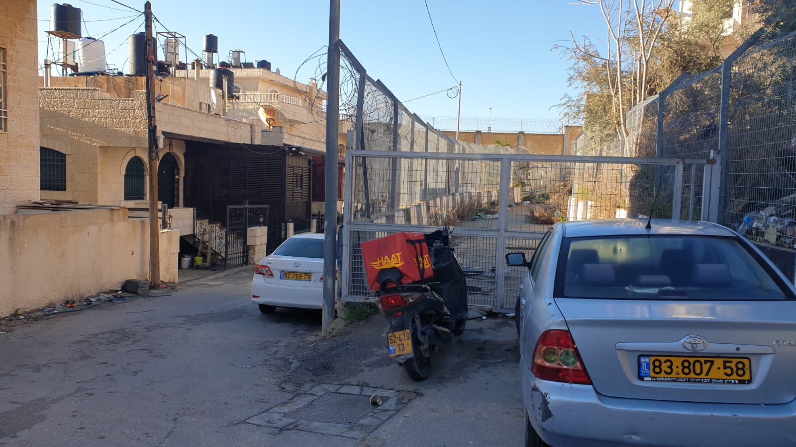  אבו דיס: מצד אחד חומה מצד שני כביש ביטחון 