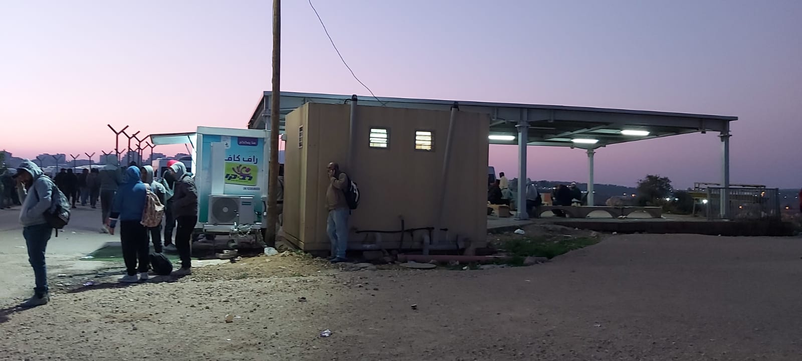 בצד הישראלי של מחסום חשמונאים מחכים לקבלני עבודה