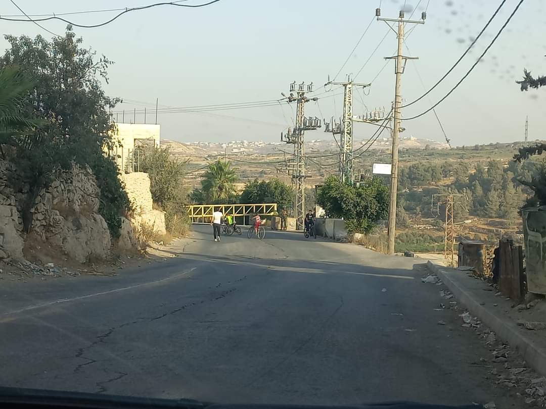 מחסום בתוך הכפר בית אומר