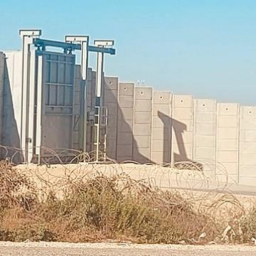 The separation wall at the Aanin checkpoint does not prevent passage