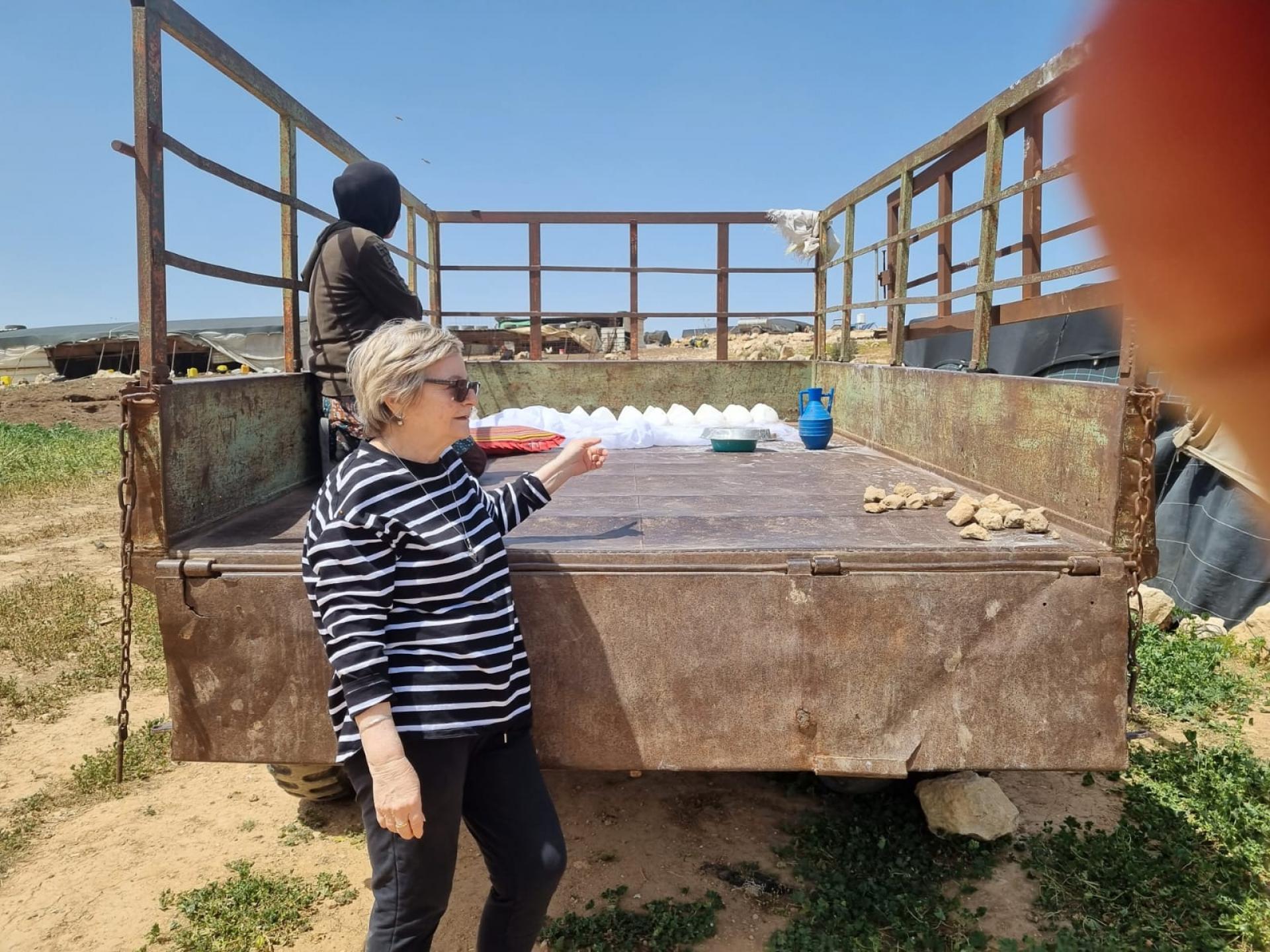 ח'רבת טיראן - הכנת אבני היוגורט. ממתינים ליבוש מוחלט