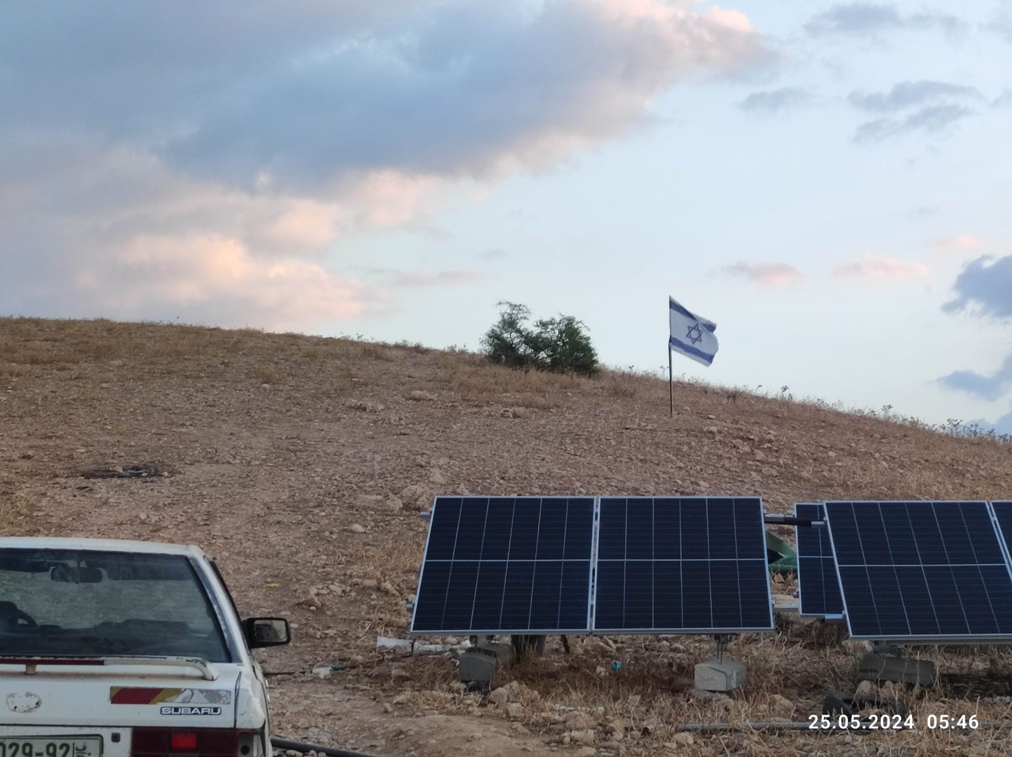 El Parisiay, Jordan Valley: Terrorists stuck Israeli flags on the lands of the Palestinian village